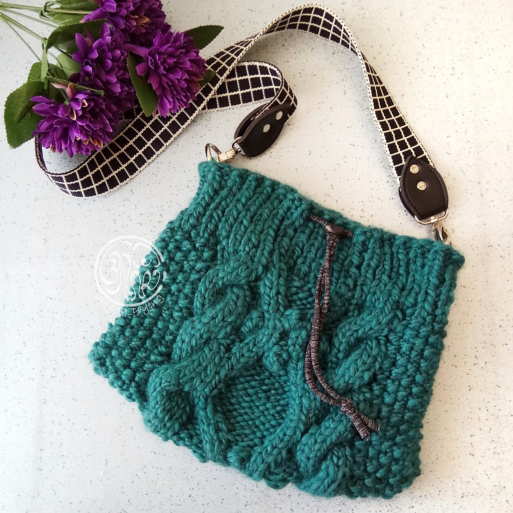 Chunky knitted cable bag with textured stitch pattern in super bulky yarn